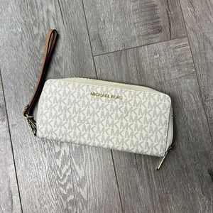 Michael Kors logo Wristlet gold in excellent condition natural large wallet